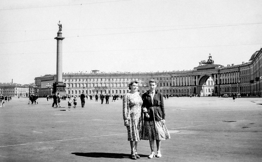 На Дворцовой площади, 29 июля 1956, г. Ленинград. Клавдия Федоровна Иванова и Леля Кретинина (жена Михаила Трофимовича Кретинина).Пленка № 010 кадр 30 © Иванов Г.В.