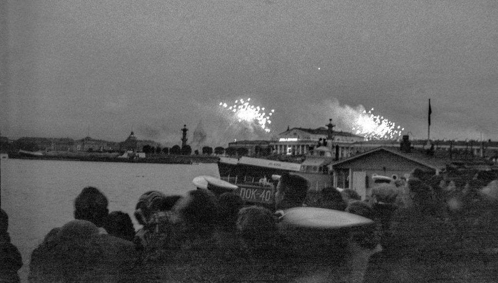 Салют в День ВМФ, 29 июля 1956, г. Ленинград. Салют в день ВМФ 1956 г. Вид на Стрелку Васильевского острова с Петроградской стороны. Пленка № 010 кадр 36 © Иванов Г.В.