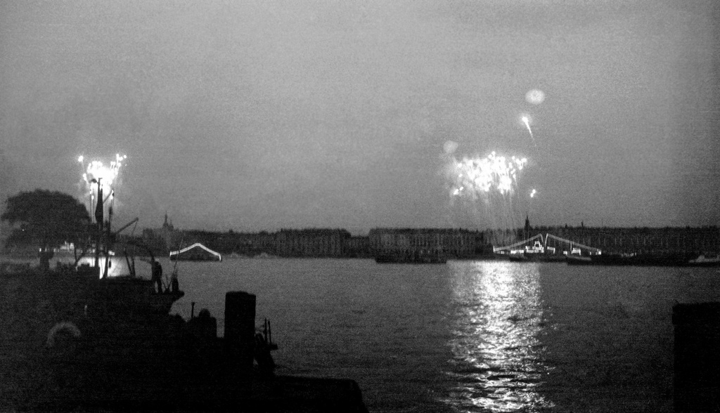 Салют над Невой, 29 июля 1956, г. Ленинград. Салют в день ВМФ 1956 г. Вид на Неву и Дворцовую набережную с Петроградской стороны.Пленка № 010 кадр 32 © Иванов Г.В.