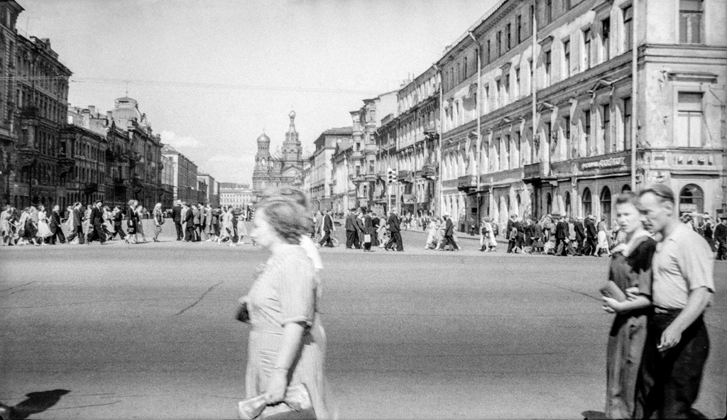 Полдень на Невском проспекте, 29 июля 1956, г. Ленинград. Вид с Казанского моста в сторону храма Спаса на крови.Пленка № 010 кадр 31 © Иванов Г.В.