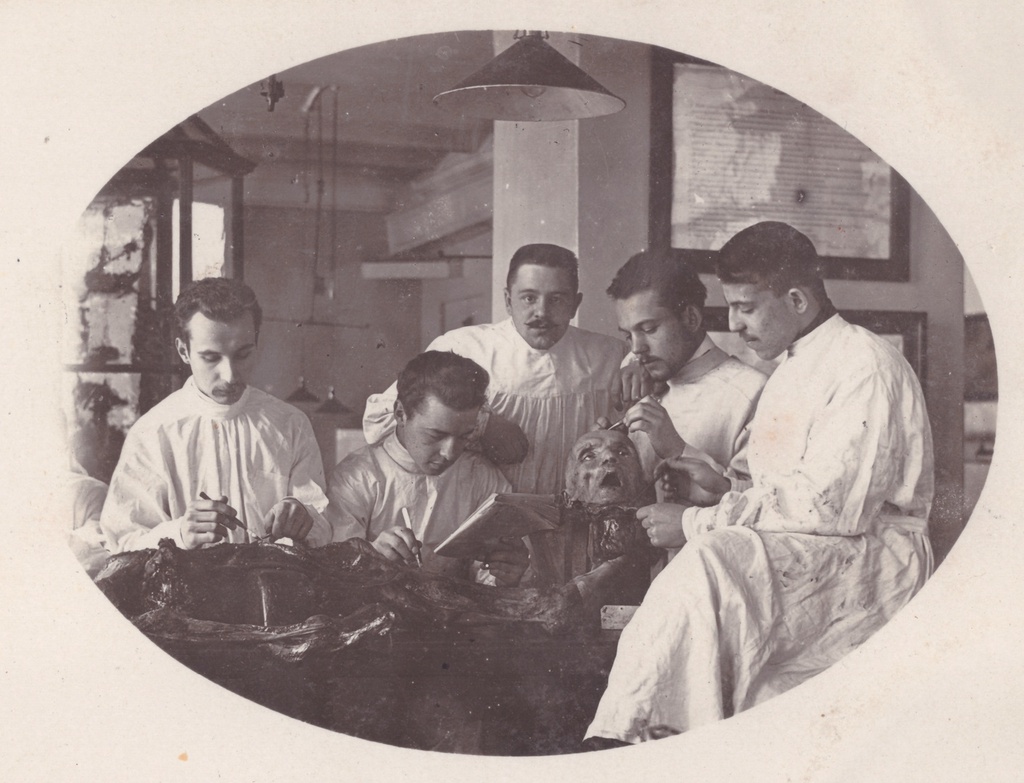 Учеба и будни студентов Императорской Военно-медицинской академии, 1902 - 1908. Анатомический театр. Фотографии выпускника Императорской Военно-медицинской академии 1908-го года Сергея Алексеевича Дементьева.Фотография из архива Виктора Григорьева.