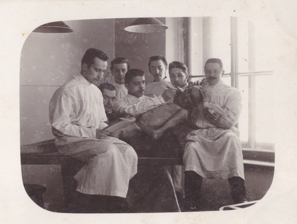 Учеба и будни студентов Императорской Военно-медицинской академии, 1902 - 1906. Фотографии выпускника Императорской Военно-медицинской академии 1908-го года Сергея Алексеевича Дементьева.Фотография из архива Виктора Григорьева.