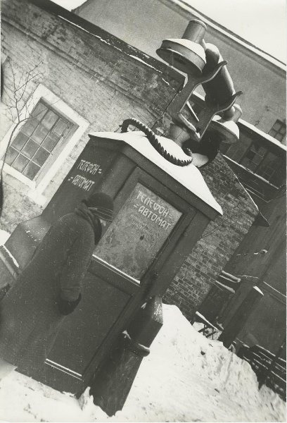 Будка телефона-автомата, 1932 год. Выставка «Алло, кто говорит?» с этой фотографией.