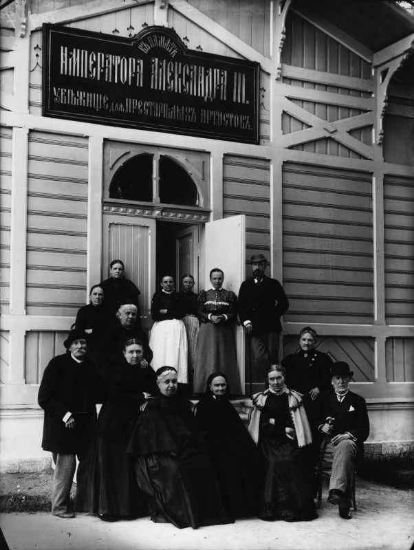 Группа престарелых артистов у здания убежища, 1900 - 1905. Выставка «Поединок с холодной головой» с этой фотографией.