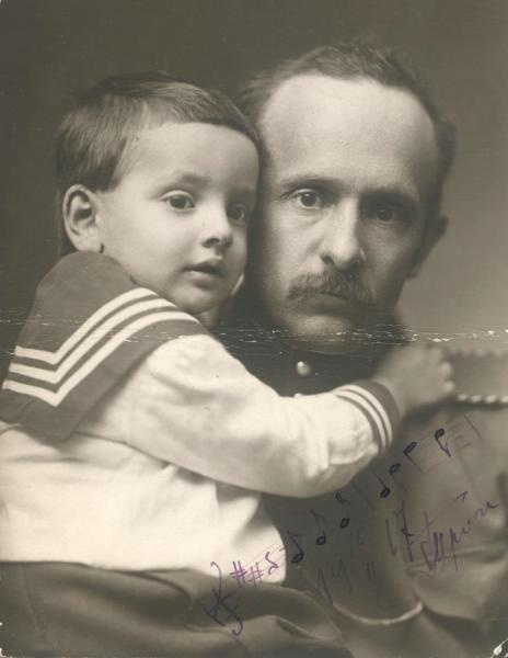 Портрет военного с мальчиком на руках, 1917 год