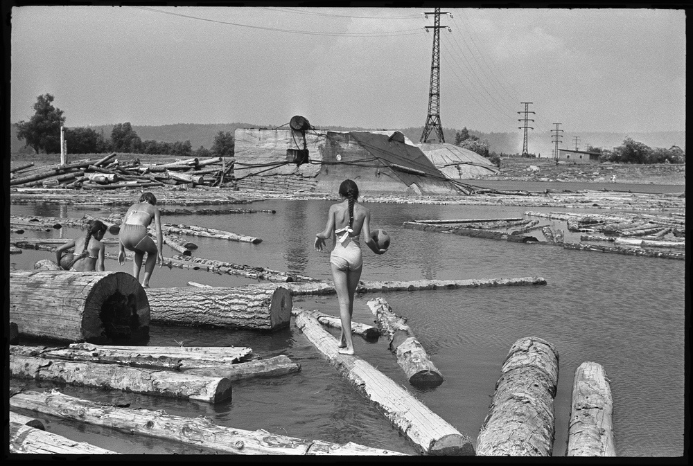Купание в запани на реке Мрас-Су, 21 июля 1981, Кузбасс, Окраина Мысков. Выставка «Некурортный отдых» с этой фотографией.