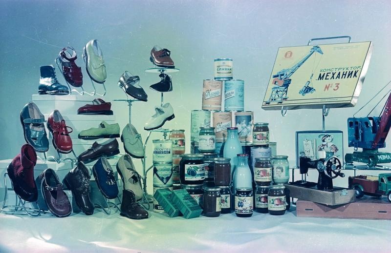 Обувь, игрушки, пирамидки, 1958 год, г. Москва. Из серии «Детский мир».Выставка «"Детский мир" на Лубянке» с этим снимком.