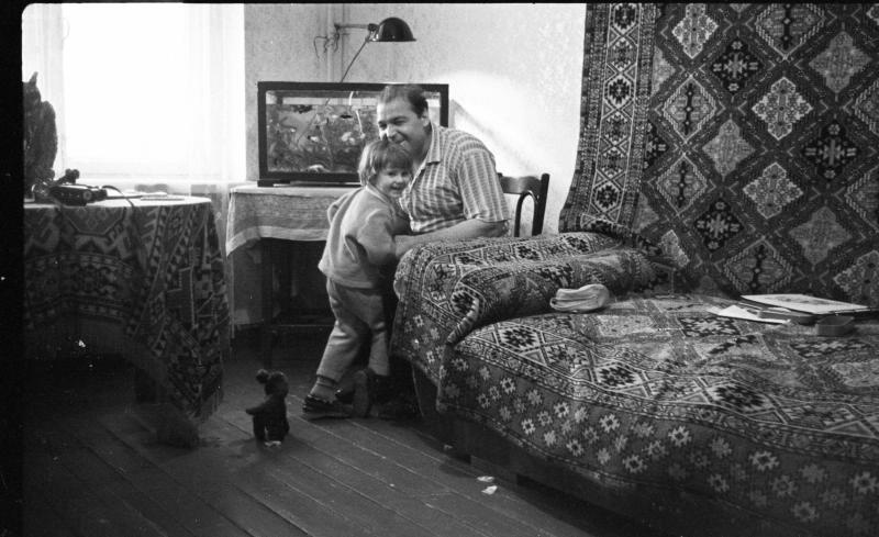 Мужчина с ребенком в комнате, 1964 год, г. Магнитогорск