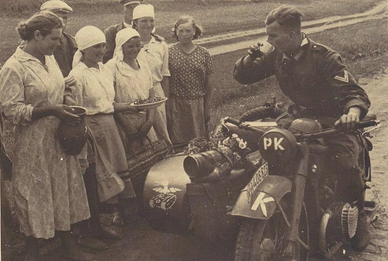 Встреча немецкого солдата на завоеванной территории, 1941 - 1945