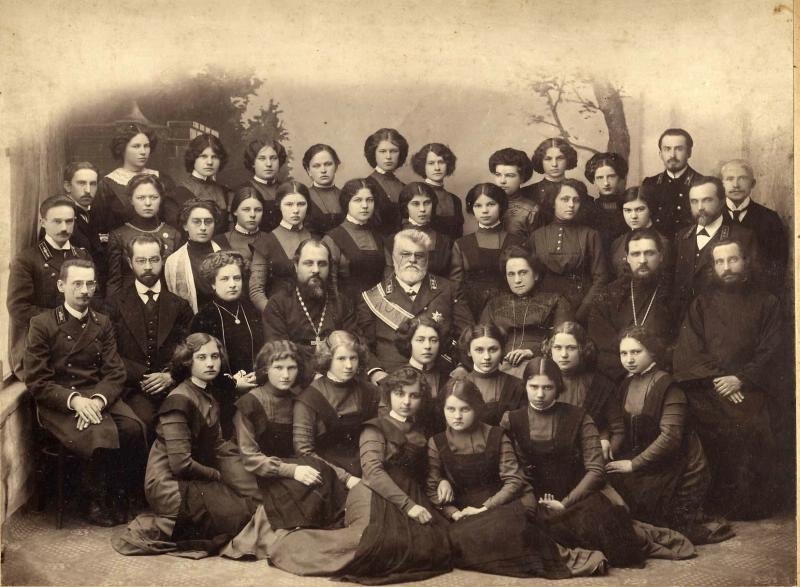Гимназистки и преподаватели, 1900-е. Среди гимназисток будущая оперная певица Л. П. Лазаревская.