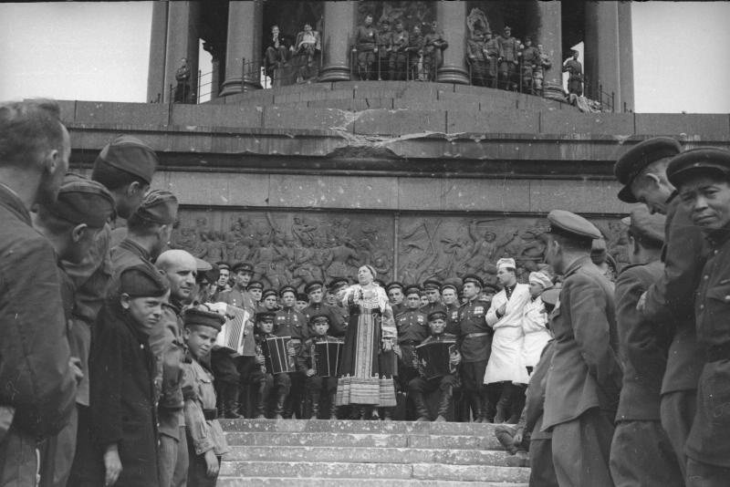 Выступление Лидии Руслановой на фоне Триумфальной колонны (колонны Победы), апрель - май 1945, Германия, г. Берлин. Выставка «Концерт у стен Рейхстага» с этой фотографией.