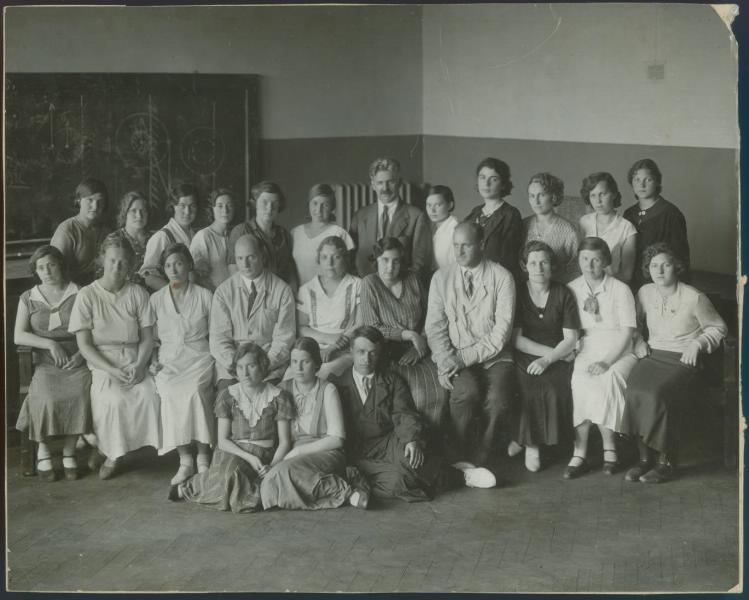 Групповой портрет студентов Московского текстильного института (среди них - Л. В. Голосова), 5 мая 1936