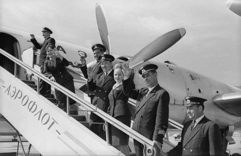 Летчики и бортпроводницы на трапе самолета «Аэрофлота», 1960-е. Выставка «Аэрофлот» с этой фотографией.