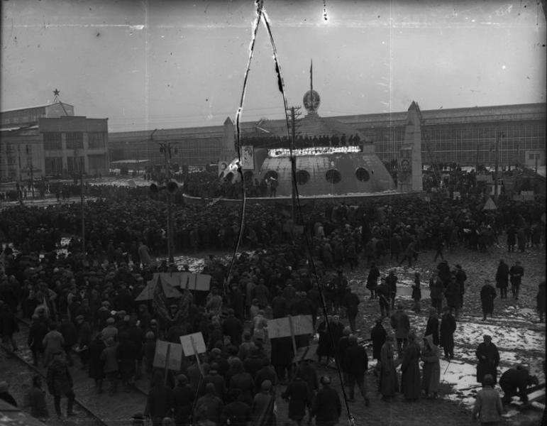 Открытие автозавода в Нижнем Новгороде, 1932 год, г. Нижний Новгород. Нижегородский автомобильный завод (НАЗ) вступил в строй 1 января 1932 и в этом же году с его конвейера сошел первый 1,5-тонный грузовик НАЗ-АА (с 1933 года – ГАЗ-АА). В декабре того же года началась сборка легкового автомобиля ГАЗ-А с открытым 5-местным кузовом «фаэтон». 7 октября 1932 года город переименован в Горький.
