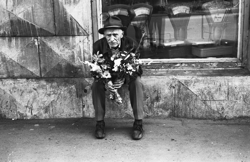Мужчина с букетом, 1981 год, г. Новокузнецк. Выставка «Без погон, но в шляпе» с этой фотографией.