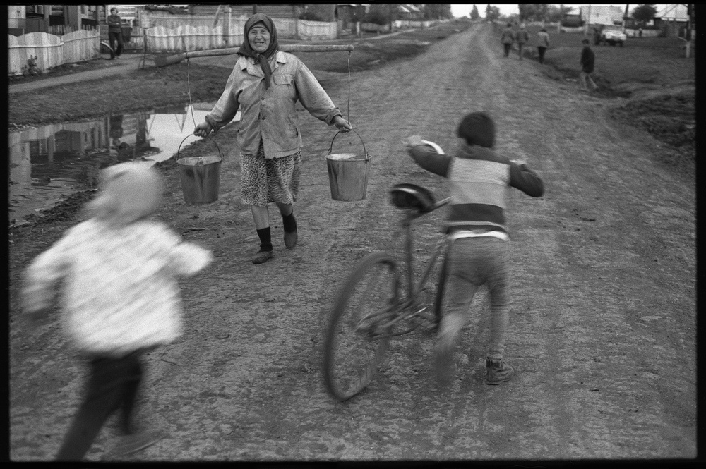 Деревенский велосипедист, 14 сентября 1979, Мариинский р-н, с. Белогородка. Выставка «Окно в деревню» с этой фотографией.