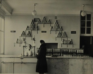 Гастроном № 33, 1961 год, Сталинградская обл., Краснооктябрьский р-н, пос. Мирный. Выставка «СССР в 1961 году» с этой фотографией.Из серии «Город Сталинград. Отдельные магазины и предприятия общественного питания, открытые в 1961 г.».Ныне Волгоградская область.