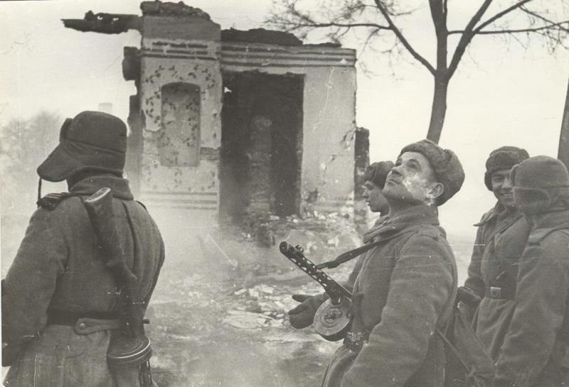 На окраине, 1943 год, Калининская обл., г. Ржев. Калининский фронт.Выставка «Ольга Игнатович» с этой фотографией.