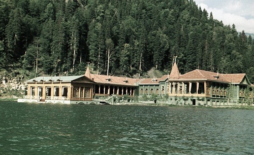 Дача сталина в абхазии на озере рица фото внутри здания