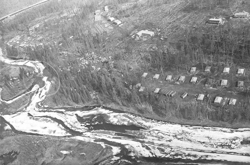 Вид на поселок, тайгу и реку из вертолета, 1974 год, Иркутская обл., Усть-Кутский р-н, пос. Звездный