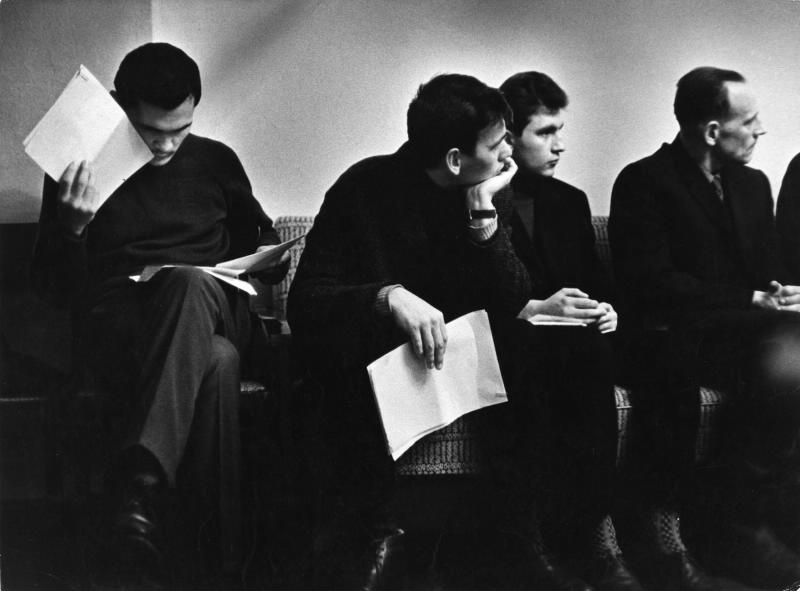 Ожидание, 1965 год, г. Норильск. Выставка «Мы в зале ожидания живем. Любой из нас все время ждет чего-то…» с этой фотографией.