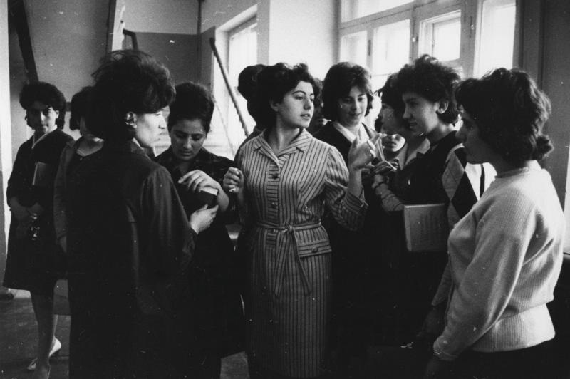 Разговор, 1960-е, Армянская ССР. Выставка «Пора экзаменов» с этой фотографией.