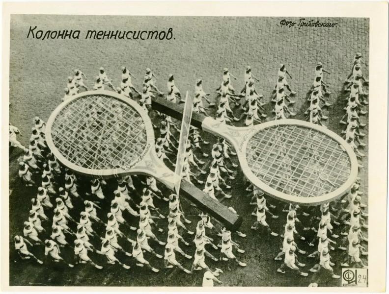 Колонна теннисистов, 1935 год, г. Москва. Видео «Я живу в ГУМе» с этой фотографией.