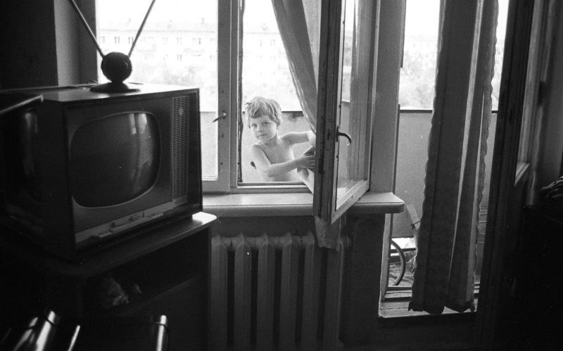Девочка на балконе, 1967 год, Волгоградская обл., г. Волжский. Выставка «На балконе» с этой фотографией.