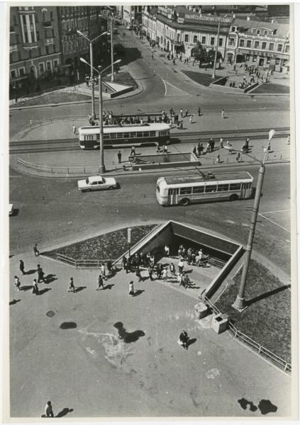 Городская улица, 1970-е. Выставка «20 лучших фотографий Виктора Темина» с этой фотографией.
