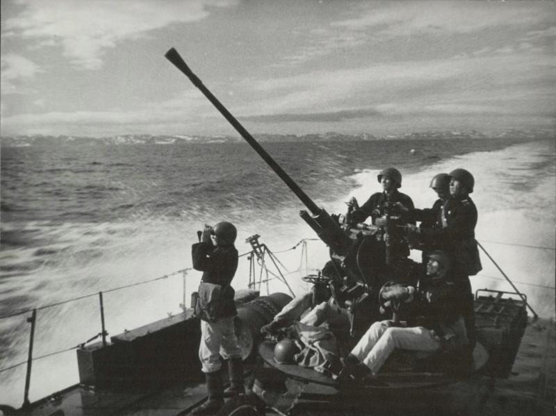 Расчет кормового зенитного аппарата. Эсминец «Гремящий». Северный ВМФ, 1942 год. Видео «Сергей Шиманский» с этой фотографией.