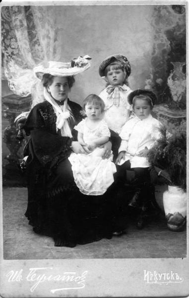 Портрет матери с детьми, 1890-е, г. Иркутск