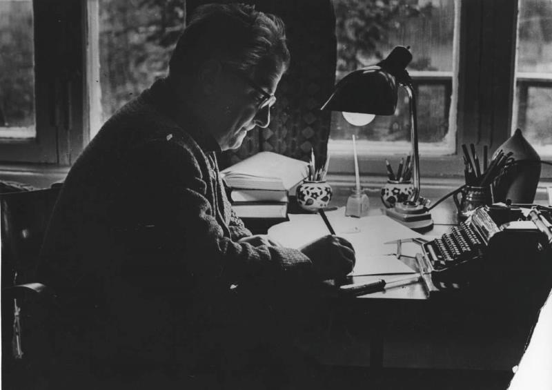 Ираклий Андроников за письменным столом, 1970-е. Выставки «Ираклий Андроников» и «Главное орудие слова в ХХ веке» с этой фотографией.