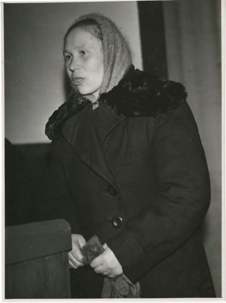 Женщина в зимнем пальто. Из серии «Рабочие и колхозники», 1950-е