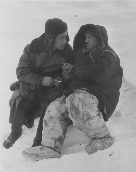 Петр Ширшов и Иван Папанин, 6 июня 1937 - 19 февраля 1938, Северный полюс. Высадка экспедиции на лед была выполнена 21 мая 1937 года. Официальное открытие дрейфующей станции «Северный полюс-1» состоялось 6 июня 1937 года. Через 9 месяцев дрейфа (274 дня) на юг станция была вынесена в Гренландское море, льдина проплыла более 2000 км. Ледокольные пароходы «Таймыр» и «Мурман» сняли полярников 19 февраля 1938 года.
