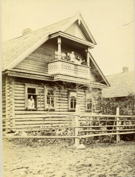 Деревянный двухэтажный дом с полисадником, 1900-е