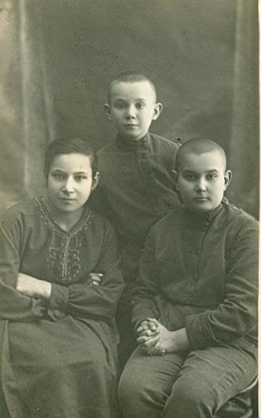 Портрет женщины с двумя мальчиками, 1924 год