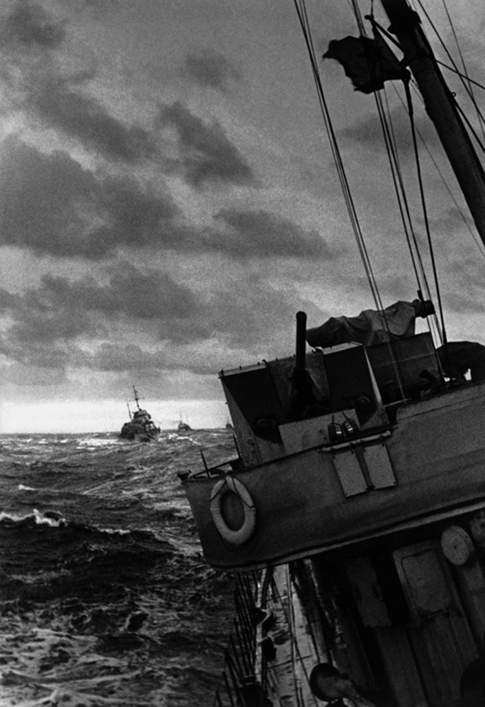 В боевом походе. Баренцево море, 1942 год, Баренцево море. Выставка «Для спасения утопающих» с этой фотографией.