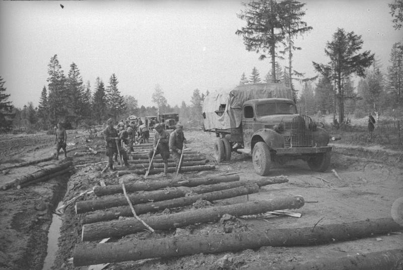 Военные, укладывающие настил из бревен, 1941 - 1945