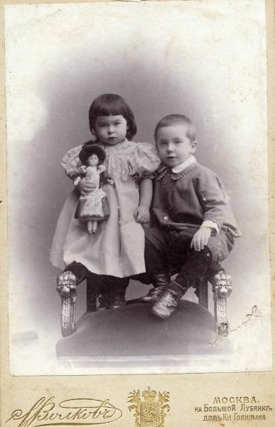 Двойной детский портрет, 1900-е, г. Москва. Коллодион.Выставка «Дореволюционная Россия: дети и их игрушки» с этой фотографией.&nbsp;