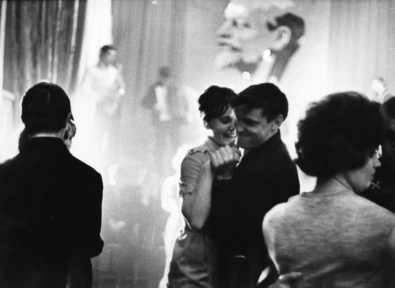 Праздничный вечер, 1965 год, г. Норильск. Выставки&nbsp;«Советская романтика»,&nbsp;«Молодежь 1960-х»,&nbsp;«Одной приятной летней ночью...»,&nbsp;«Влюбленные»&nbsp;и&nbsp;видео «Про любовь», «Роберт Рождественский. "Все начинается с любви"» с этой фотографией. 