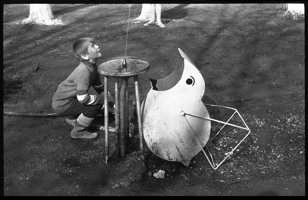 Фото "Фонтанчик с питьевой водой", 13 мая 1983, г. Новокузнецк, Сад ...