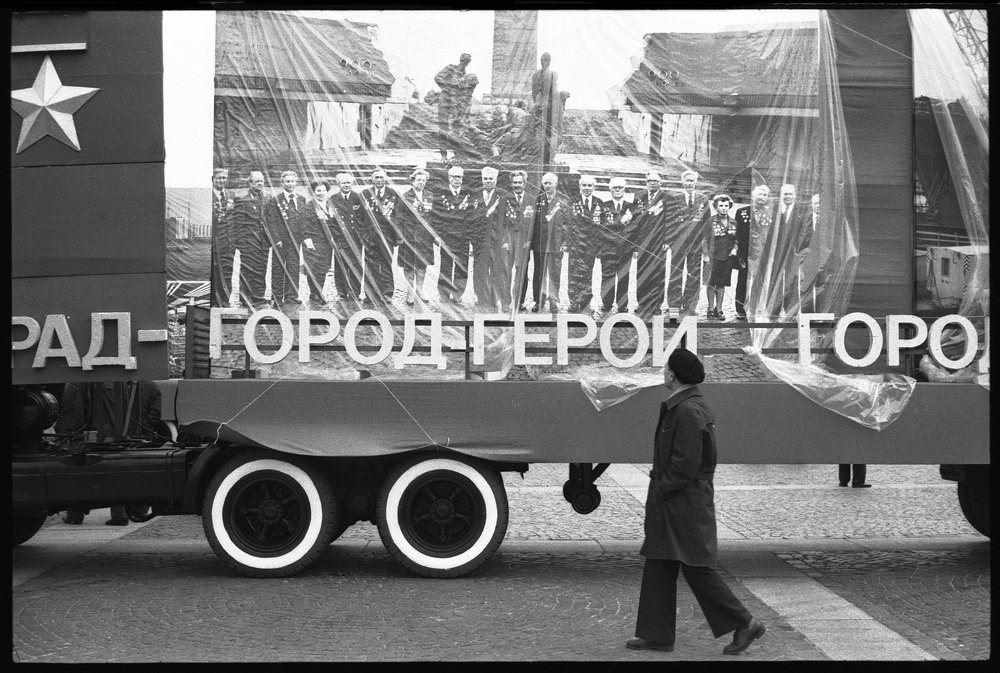 Оформление автомобиля перед демонстрацией, 30 апреля 1982, г. Ленинград