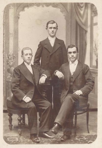 Портрет трех мужчин, 1902 - 1908, г. Санкт-Петербург. Альбуминовая печать.