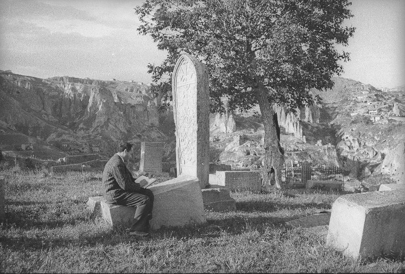 Мужчина у хачкара, 1960-е, Армянская ССР, г. Горис. Выставка «Армения: люди и вечность» с этой фотографией.