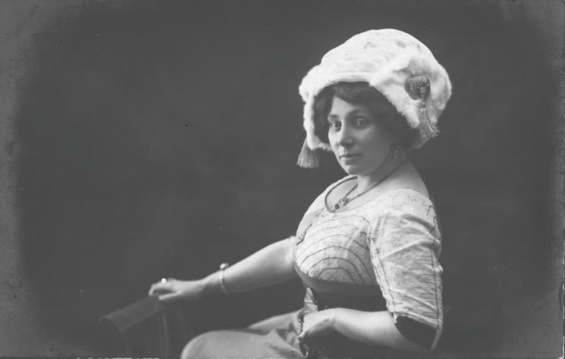 Портрет женщины в головном уборе в виде чалмы, 1910-е, г. Казань