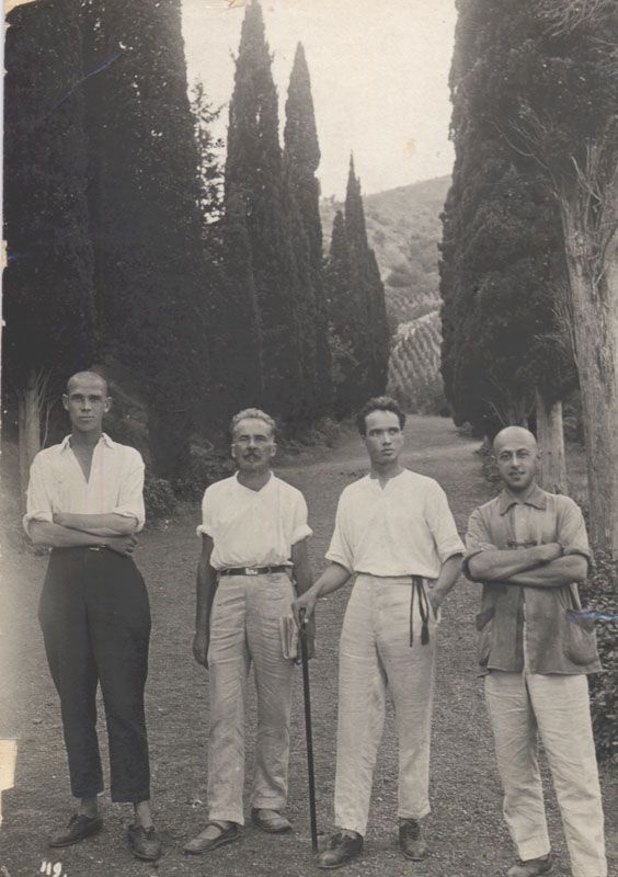 Отдыхающие в Партените, 1925 год, Крым, пос. Партенит. Второй слева – Петр Петрович Цыбышев.Фотография сделана&nbsp;в бывшем имении «Карасан».&nbsp;В 1920 году имение было национализировано, а в 1924 году в нем был организован санаторий «Карасан».