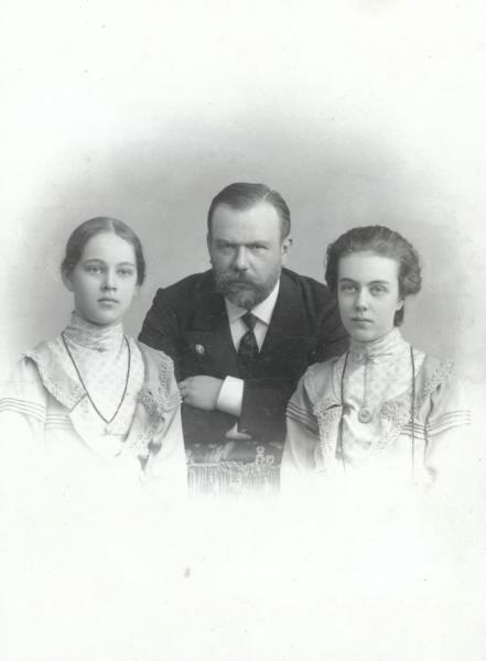 Портрет мужчины с двумя девушками, 1899 - 1905, г. Санкт-Петербург