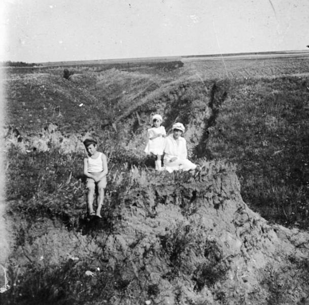Над оврагом, 1910-е