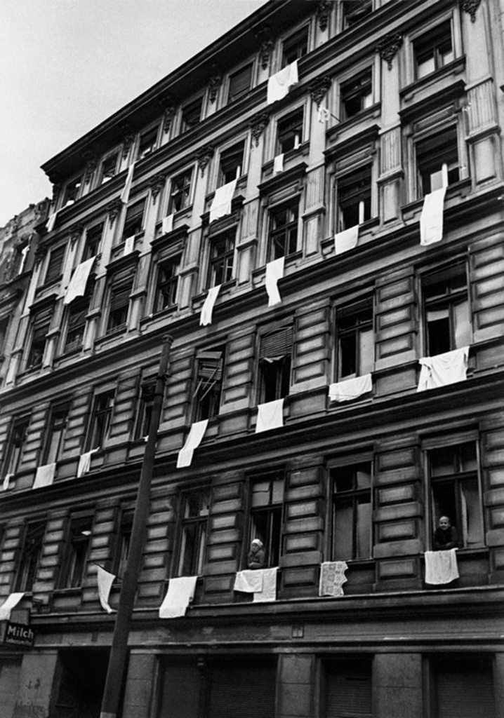 Белые флаги в Берлине, 2 мая 1945, Германия, г. Берлин. Выставка: «Бои за Берлин» и&nbsp;видеовыставка «Аркадий Шайхет» с этой фотографией.
