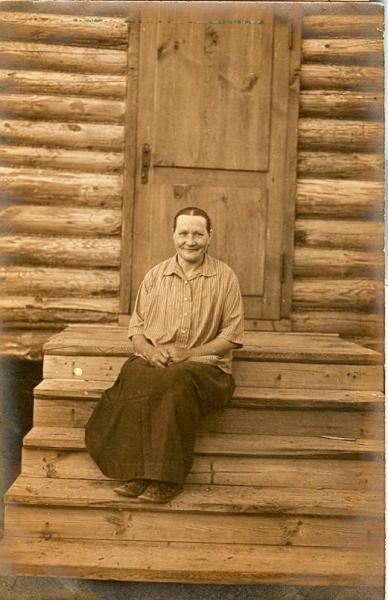 Портрет женщины на деревянном крыльце, 1920-е